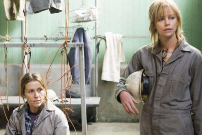Frances McDormand (sentada) y Charlize Theron, en una escena de la pelicula 'En tierra de hombres'.-