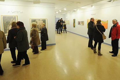 La sala de exposiciones de la Casa de Cultura de Gamonal ayer en la inauguración.-Is