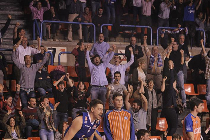 Sinica celebra la canasta de la victoria, ayer.-MARÍA GONZÁLEZ / CBM