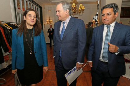 La consejera delegada de Edigrup, Adriana Ulibarri, junto a Adrián García Nevado y Antonio Bengoa de Telefónica, durante la jornada.-DIARIO DE LEÓN