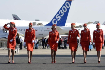 Azafatas de cabina de Aeroflot, durante el Internacional Paris Airshow, en Le Bourget, el 16 de junio del 2015.-AFP / MIGUEL MEDINA