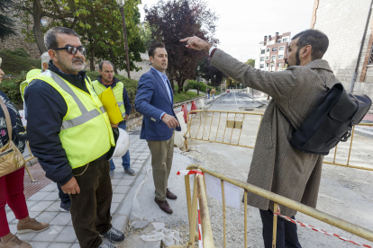 El concejal de Urbanismo, Daniel Garabito, y el alcalde, Daniel de la Rosa, durante la visita a las obras del arco de San Martín. SANTI OTERO