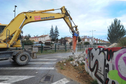 Una máquina perfora el terreno en el entorno donde se ubicará la pasarela-ISRAEL L. MURILLO