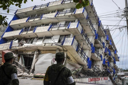 Soldados mexicanos montan guardia a pocos metros del hotel Sensación, hundido tras el terremoto, en Matias Romero (Oaxaca), el 8 de septiembre-AFP / VICTORIA RAZO