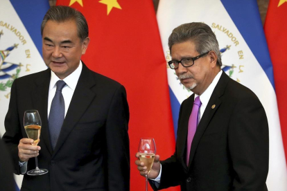 El ministro de Asuntos Exteriores de China, Wang Yi (izquierda), y el de El Salvador, Carlos Castaneda, brindan por el establecimiento de relaciones diplomáticas en Pekín-AP / MARK SCHIEFELBEIN