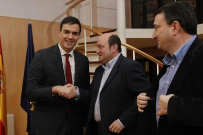 El líder del PSOE, Pedro Sánchez, se ha reunido este sábado con el presidente de EAJ-PNV, Andoni Ortuzar, y el portavoz del PNV en el Congreso, Aitor Esteban.-JUAN MANUEL PRATS