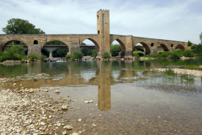Estado en que se encuentra el cauce del Ebro a su paso por el puente de Frías.-G. G.