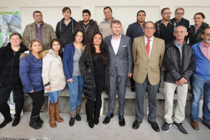Los trabajadores y los monitores del programa posan con el alcalde, Javier Lacalle, y el delegado de la Junta, Baudilio Fernández Mardomingo.-ISRAEL L. MURILLO