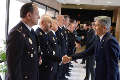 Grande-Marlaska saluda a los mandos policiales a su llegada al acto del 196 aniversario de la Policía Nacional.-EFE