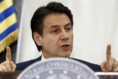 El primer ministro italiano, Giuseppe Conte, durante la rueda de prensa que ha celebrado este viernes-RICCARDO ANTIMIANI (EFE)