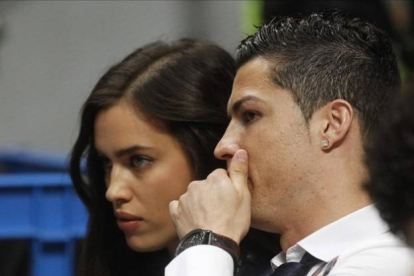 El delantero portugués del Real Madrid Cristiano Ronaldo y su novia, la modelo Irina Shayk, asisten al partido de baloncesto entre el Real Madrid y el CSKA de Moscu, en el Palacio de Deportes de Madrid en marzo del año pasado.-Foto: EFE / KIKE HUESCA