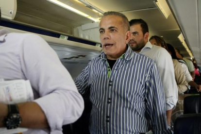 El opositor venezolano Manuel Rosales al bajar del avión en Maracaibo, donde ha sido detenido.-Jhair Torres / AP / JHAIR TORRES