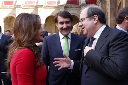 El presidente de la Junta, Juan Vicente Herrera, saluda a la presidenta de las Cortes, Silvia Clemente junto al consejero de Fomento, Juan Carlos Suárez Quiñones-ICAL