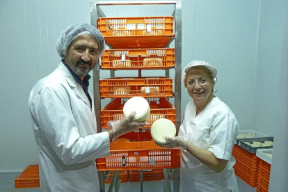 Joaquín Manchado y Esther García muestran sus quesos con expresión de satisfacción. /-T.S.T