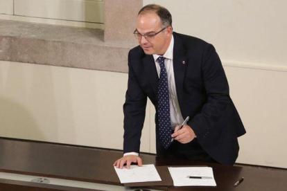 Jordi Turull durante la firma la de declaración.-JORDI PLAY/ACN
