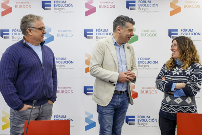 El presidente de Promueve, Vicente Marañón, charla con Almudena López y Agustín Delgado, de Amania Films. SANTI OTERO