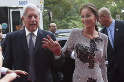 Mario Vargas Llosa e Isabel Preysler, a su llegada a la fiesta de inauguración de la nueva tienda de Porcelanosa en Nueva York.-EFE/MIGUEL RAJMIL