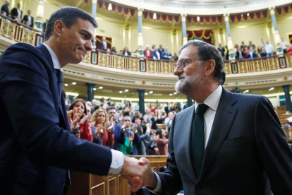Mariano Rajoy felicita a Pedro Sánchez tras la moción de censura que supuso el desalojo del PP de la Moncloa.-DIEGO CRESPO