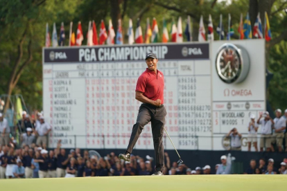 Tiger Woods celebra con rabia su putt en el hoyo 18 de la última vuelta en el PGA-MONTANA PRITCHARD PGA OF AMERICA
