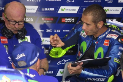 Valentino Rossi le explica, en Brno, a Silvano Galbusera, su técnico, los problemas que sufre cuando pilota la Yamaha-EMILIO PÉREZ DE ROZAS