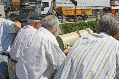 Un grupo de pensionistas observa unas obras en la capital.-ISRAEL L. MURILLO
