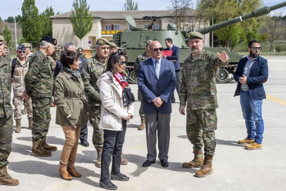 Margarita Robles y el entoncoes secretario de Estado de Defensa, Ángel Olivares, durante su visita a la base militar Cid Campeador de Castrillo del Val.