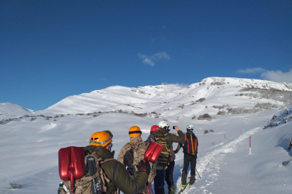 Miembros del escuadrón suben a pie al Picón del Fraile donde se encuentran sus instalaciones. @EjercitoAire