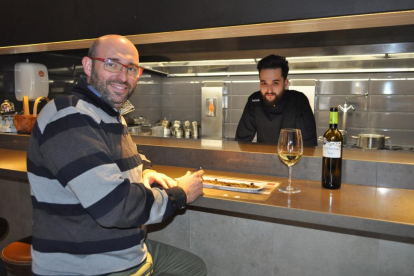 El chef de Cocinandos, Juanjo Pérez (i), degusta un tiradito de atún junto a David García Guerra, cocinero del Becook Urban Food.-I. M.