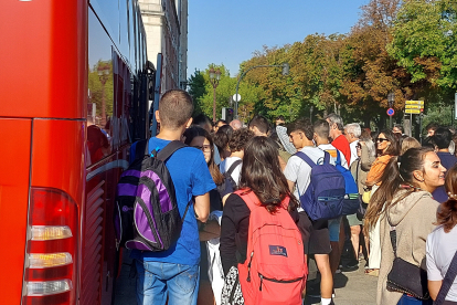 Los alumnos burgaleses viajan en autocar al aeropuerto de Madrid. J. G. L.