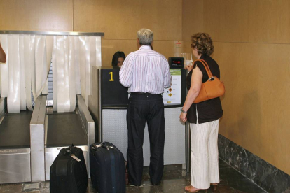 Dos pasajeros facturan sus maletas en una imagen de archivo del aeropuerto de Villafría.-RAÚL G. OCHOA