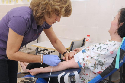 Una mujer dona sangre en una colecta extraordinaria en el Centro Público Integrado de Formación Profesional La Flora.-ISRAEL L. MURILLO