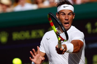 Nadal conecta un golpe en la semifinal ante Federer.-ADRIAN DENNIS POOL