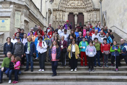 Peregrinos de las asociaciones de Miranda y Burgos, profesionales de Aspodemi y Asodemi, usuarios y sus familias participaron en la ruta.-RAÚL G. OCHOA