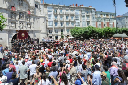 Cientos de personas se congregaron, ayer,  frente al Arco de Santa María para entonar el Himno a Burgos.-ISRAEL L. MURILLO
