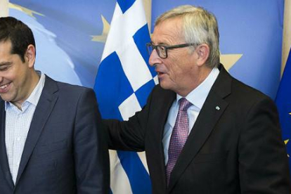 Tsipras y Jean-Claude Juncker.-Foto: AFP / JULIEN WARNARD