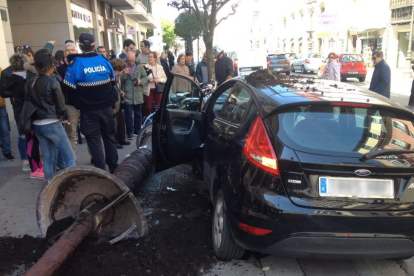 El coche se subió a la acera y se estampó contra la farola derribándola.-I. L. M.