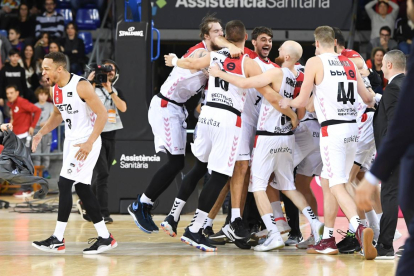 Los jugadores del Bilbao Basket celebran la clasificación para la Copa en el Palau.-ACB PHOTO / P. LARGO