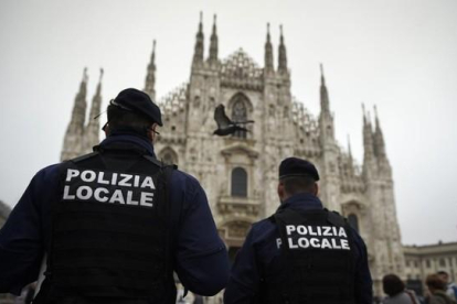 Dos policías italianos patrullan en la plaza del Duomo de Milán tras la advertencia del FBI de posibles atentados terroristas en Italia.-AFP / OLIVIER MORIN