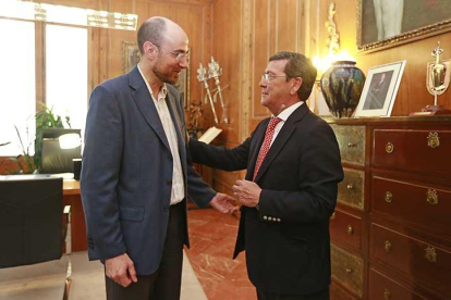 El responsable de Proyecto Hombre, Manuel Fuentes, antes de la firma con el presidente provincial, César Rico (dch).-R.O.