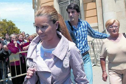 María José Campanario, Jesulín de Ubrique y la madre de esta, en la Audiencia Provincial de Cádiz, en mayo.-EFE / MIGUEL LORENZO