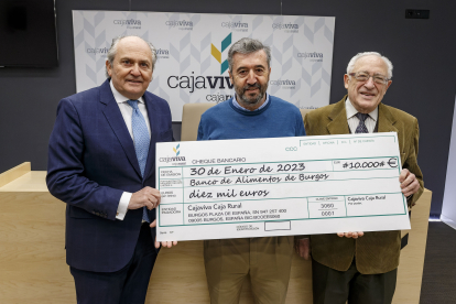 Julián Martínez, Tomás Fiscac y Miguel Ángel López con la donación de Cajaviva al Banco de Alimentos. SANTIOTERO
