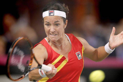 Silvia Soler devuelve una bola a Simona Halep, durante el primer partido de la eliminatoria de la Copa Federación.-Foto: EFE / ROBERT GHEMENT