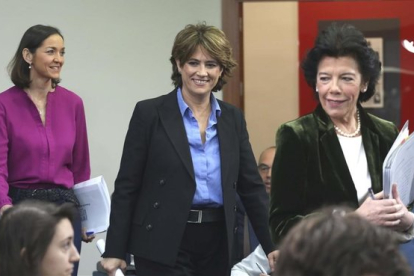 Las ministras Isabel Celaá, Dolores Delgado y Reyes Maroto en rueda de prensa en la Moncloa.-DAVID CASTRO