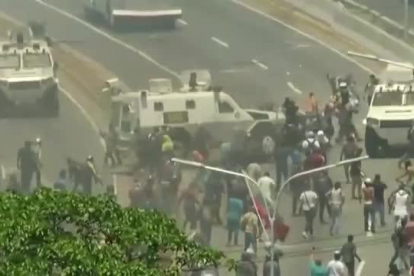 Una tanqueta del ejército de Maduro, arrolla a varios manifestantes.-EL PERIÓDICO