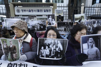 Familiares de víctimas de las tropas japonesas durante la Segunda Guerra Mundial en una protesta ante el ministerio de Exteriores surcoreano.-AP
