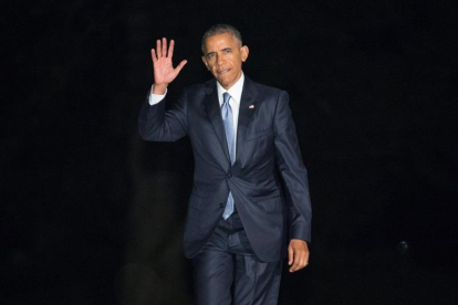 El presidente de los Estados Unidos Barack Obama camina luego de bajar del Marine One a su llegada a la Casa Blanca en Washington (Estados Unidos) hoy.-EFE/JOSHUA ROBERTS/POOL