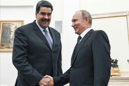 El presidente venezolano, Nicolás Maduro, y su homólogo ruso, Vladímir Putin, se saludan durante un encuentro en Moscú en el 2017.-YUTRI KADOBNOV (AP)