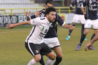 Adrián, que volverá a ser hoy la referencia, protege el balón ante un oponente.-SANTI OTERO