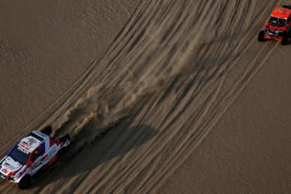 El coche de Ronan Chabot seguido por el buggie de Robby Gordon, en la segunda etapa del Dakar del 2019.-REUTERS