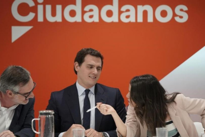 Albert Rivera, entre José Manuel Villegas e Inés Arrimadas, en la reunión de la ejecutiva, este lunes-JOSÉ LUIS ROCA